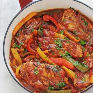 Blanc de poulet aux poivrons, oignons et tomates. Avec ce que vous voulez : poitrines de poulet complètes ou émincées, aiguillettes, escalopes, filet etc. Un plat économique, simple et rapide. A servir avec du riz, des pommes de terre ou des pâtes.