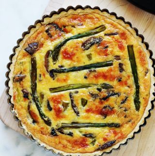 Délicieuse quiche aux asperges, champignons et fromage. Simple, rapide et économique. Vous pouvez utiliser des asperges fraîches de saison, surgelées ou même en boîte. A servir tiède ou froide. Accompagnée d’une petite salade verte, ça vous fait un repas complet.
