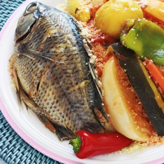 Recette du couscous tunisien au poisson. Un plat complet et équilibré. Composé de graines de couscous, une sauce avec des légumes, frais et secs, et du poisson. Une recette de base que vous pouvez décliner à l'infini. Il suffit de mettre des légumes et des poissons selon votre goût et la saison.