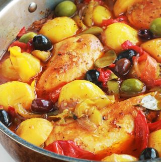 Vous allez vous lécher les doigts avec ce plat si simple mais tellement savoureux. Composé de blancs ou escalopes de poulet, des poivrons, pommes de terre et oignons. Un plat de poulet et légumes mijotés, très facile à faire et rapide. Accompagné de pain, ça vous fait un plat complet épicé plein de saveur.