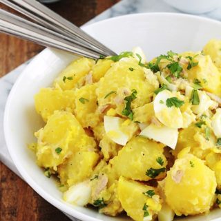 Délicieuse salade de pommes de terre au thon toute simple, avec des oeufs durs et une vinaigrette à la moutarde, sans mayonnaise. C’est une recette économique, facile et rapide. Vous pouvez la servir tiède ou froide, en entrée, plat d’accompagnement ou même en plat principal.
