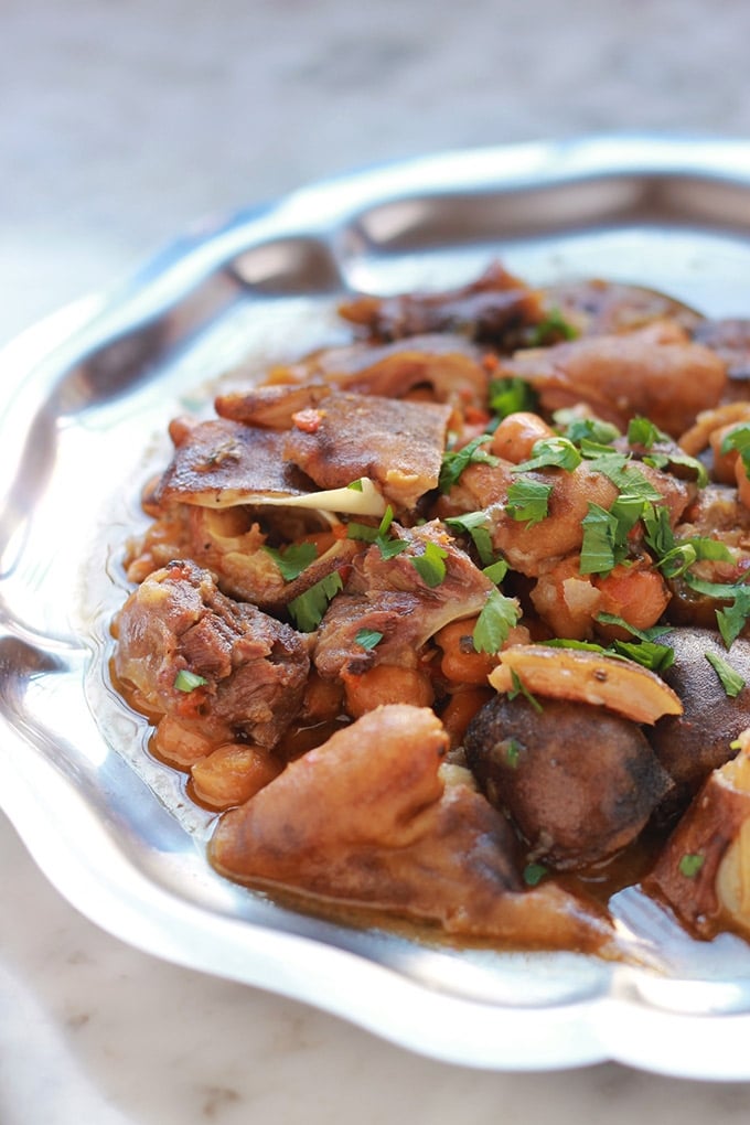 Pour les amateurs d'abats, voici un ragoût de tête et pieds de mouton dans une sauce rouge avec des pois chiches et des épices. Un plat classique algérien appelé chtitha bouzellouf en arabe. C'est une recette qui se fait en particulier à la fête du mouton (ou Aid el Adha). C'est simple, facile à faire et vraiment savoureux. 