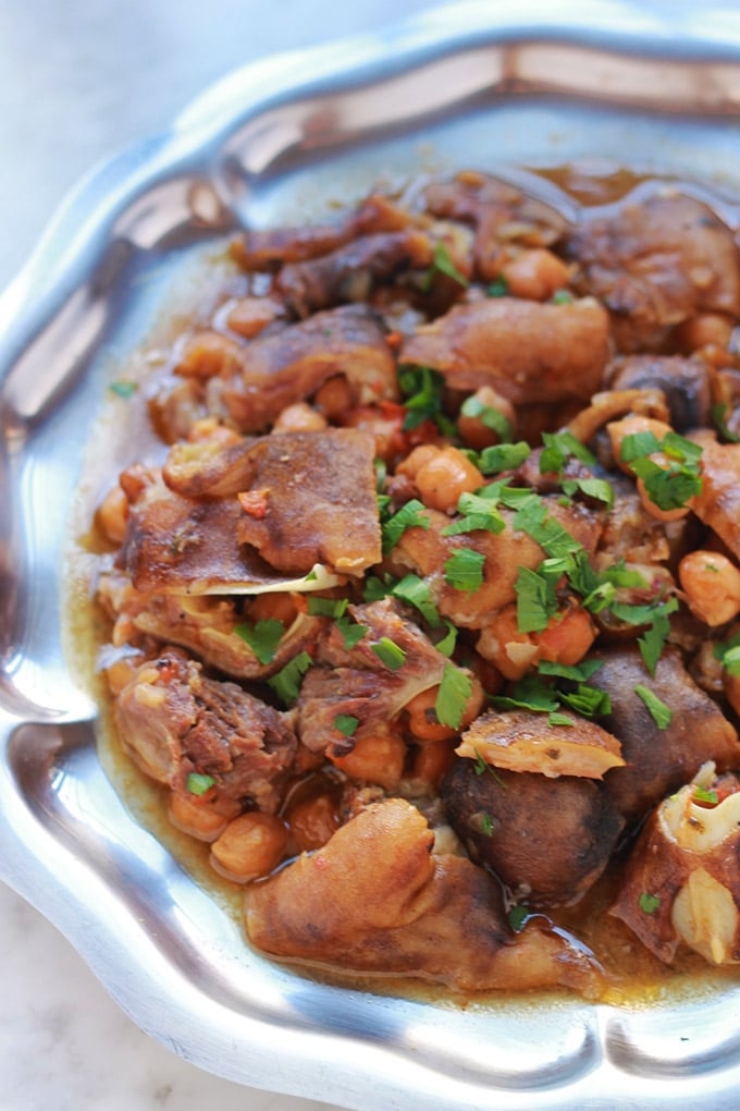 Pour les amateurs d'abats, voici un ragoût de tête et pieds de mouton dans une sauce rouge avec des pois chiches et des épices. Un plat classique algérien appelé chtitha bouzellouf en arabe. C'est une recette qui se fait en particulier à la fête du mouton (ou Aid el Adha). C'est simple, facile à faire et vraiment savoureux. 