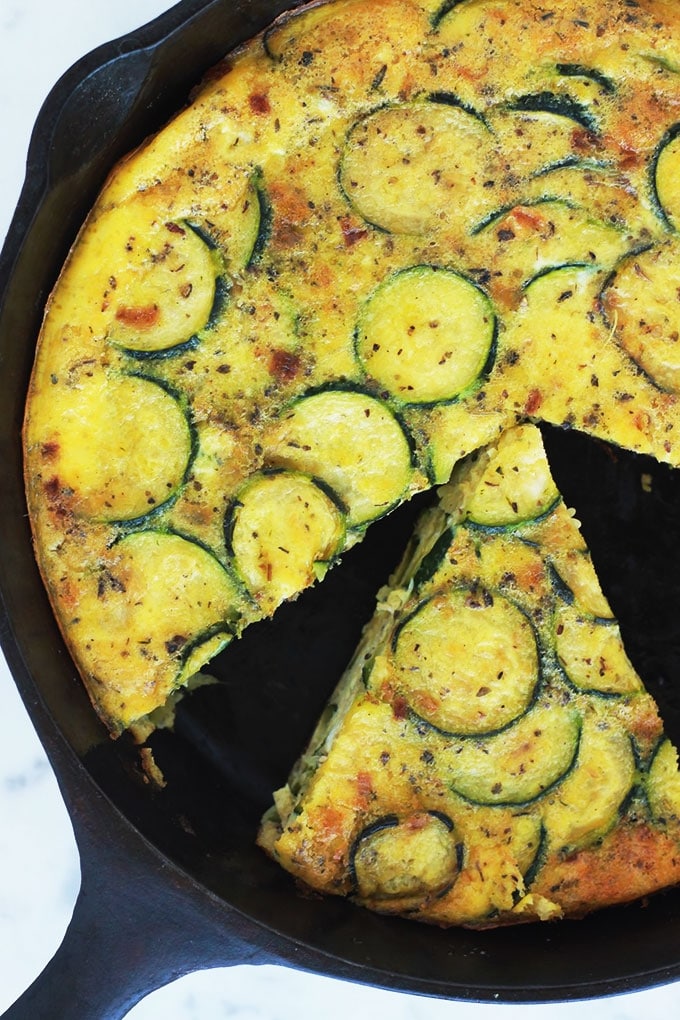 Délicieuse recette de frittata aux courgettes. Simple, rapide et facile à adapter selon vos goûts. Anti-gaspillage : en plus des courgettes, vous pouvez y ajouter des restes de légumes, de poulet rôti, poisson... Idéale au petit-déjeuner ou en plat rapide accompagné d’une salade.