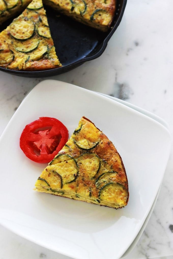 Délicieuse recette de frittata aux courgettes. Simple, rapide et facile à adapter selon vos goûts. Anti-gaspillage : en plus des courgettes, vous pouvez y ajouter des restes de légumes, de poulet rôti, poisson... Idéale au petit-déjeuner ou en plat rapide accompagné d’une salade.