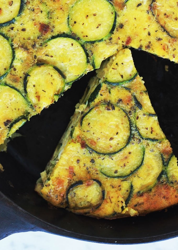 Délicieuse recette de frittata aux courgettes. Simple, rapide et facile à adapter selon vos goûts. Anti-gaspillage : en plus des courgettes, vous pouvez y ajouter des restes de légumes, de poulet rôti, poisson... Idéale au petit-déjeuner ou en plat rapide accompagné d’une salade.