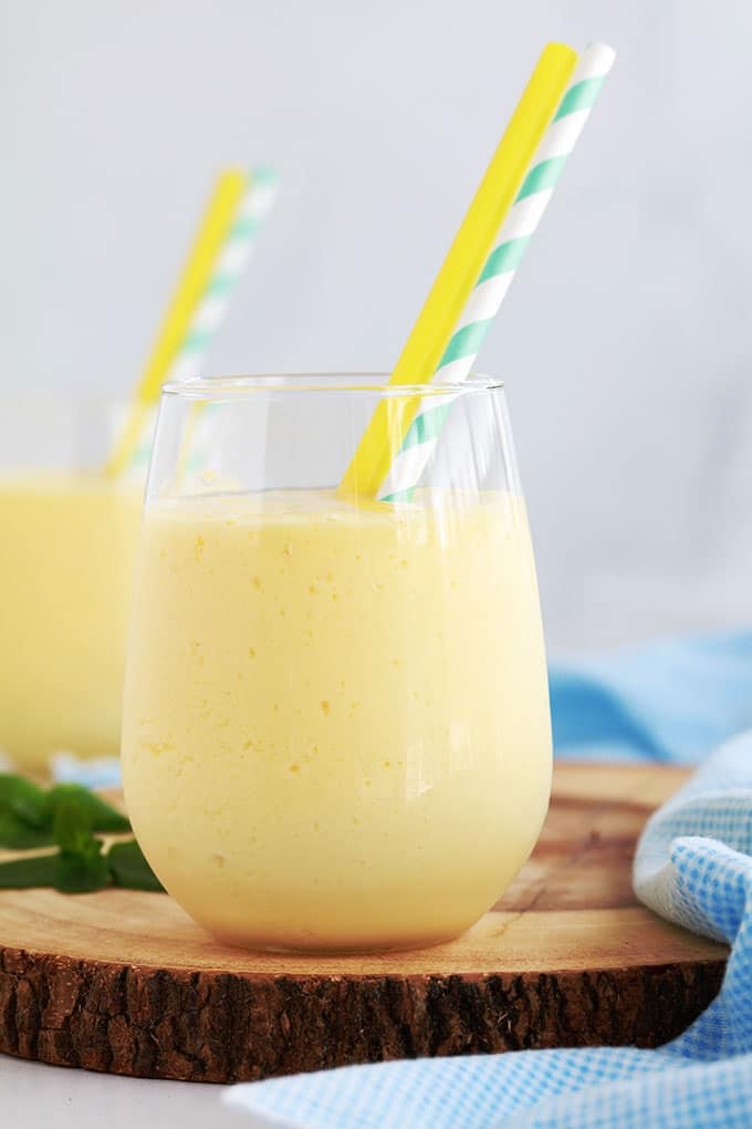 Recette du Lassi à la mangue : une des meilleures boissons rafraîchissantes indiennes. Yaourt, mangues fraîches ou surgelées, lait ou eau, sucre/miel. Je vous donne une formule de base que vous pouvez adapter facilement selon vos goûts.