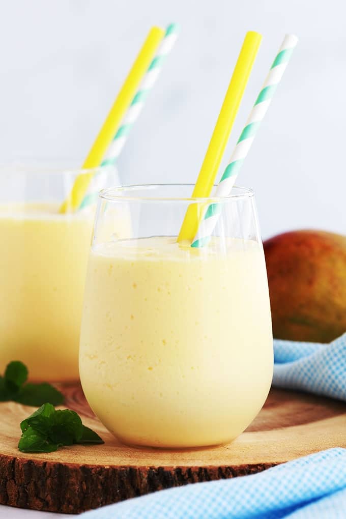 Recette du Lassi à la mangue : une des meilleures boissons rafraîchissantes indiennes. Yaourt, mangues fraîches ou surgelées, lait ou eau, sucre/miel. Je vous donne une formule de base que vous pouvez adapter facilement selon vos goûts.