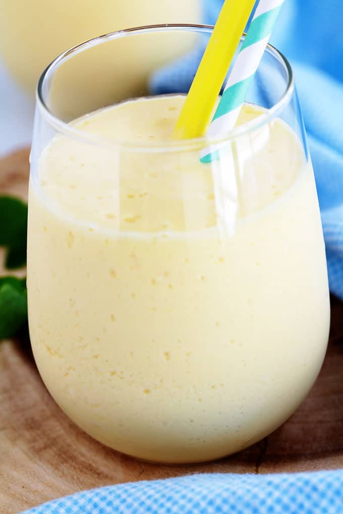 Recette du Lassi à la mangue : une des meilleures boissons rafraîchissantes indiennes. Yaourt, mangues fraîches ou surgelées, lait ou eau, sucre/miel. Je vous donne une formule de base que vous pouvez adapter facilement selon vos goûts.