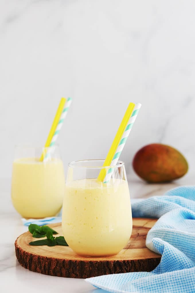 Recette du Lassi à la mangue : une des meilleures boissons rafraîchissantes indiennes. Yaourt, mangues fraîches ou surgelées, lait ou eau, sucre/miel. Je vous donne une formule de base que vous pouvez adapter facilement selon vos goûts.