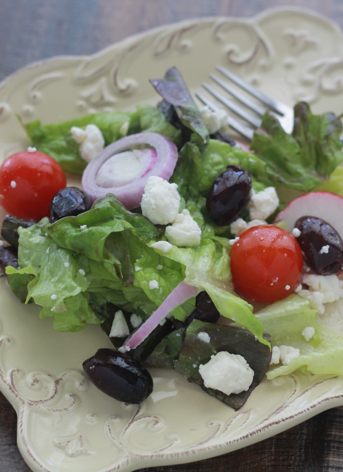 Salade à la grecque rafraîchissante, facile. Délicieuse en entrée, accompagnement pour viandes grillées ou en plat unique avec du pain pita. feta, concombre ou radis, tomate, oignon, vinaigrette / cuisineculinaire.com