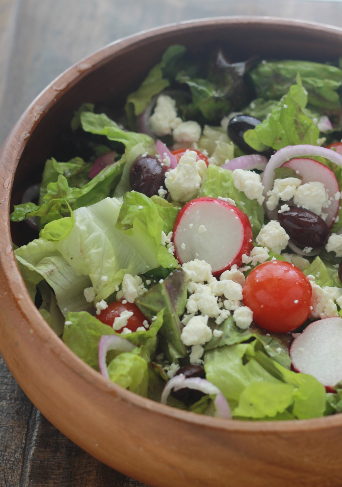 Salade à la grecque rafraîchissante, facile. Délicieuse en entrée, accompagnement pour viandes grillées ou en plat unique avec du pain pita. feta, concombre ou radis, tomate, oignon, vinaigrette / cuisineculinaire.com