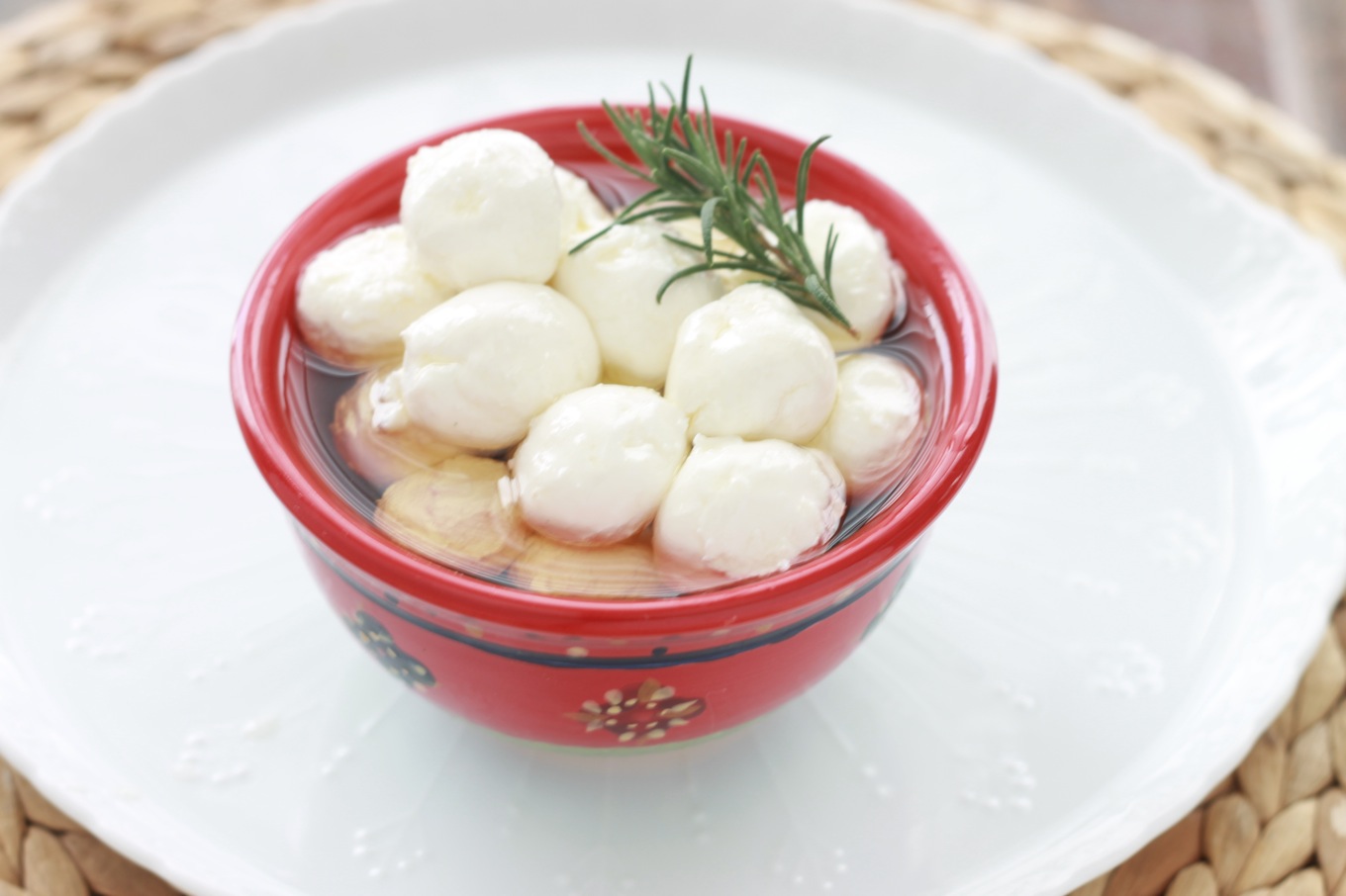 Ces boulettes de fromage frais sont marinées dans de l'huile d'olive. Elles sont parfois roulées dans des herbes fines ou des épices. Dégustées avec du pain pita au petit-déjeuner ou au goûter, c'est un régal. / cuisineculinaire.com