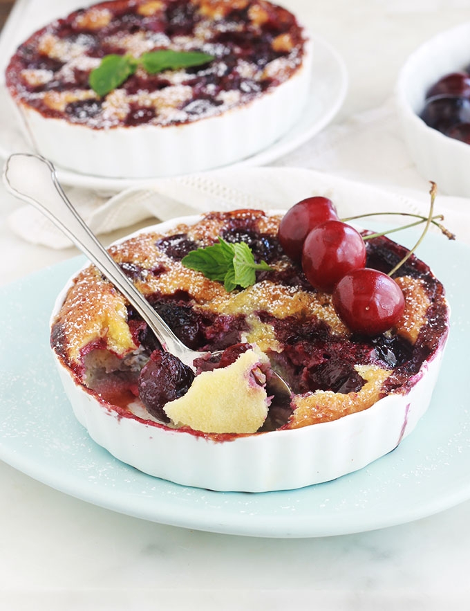 Recette des mini clafoutis aux cerises, simples à faire et tellement délicieux. A servir en dessert, goûter et même au petit déjeuner.