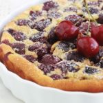 Après avoir testé plusieurs recettes de clafoutis aux cerises, celle-ci est l’une des meilleures. Vous pouvez utiliser des cerises fraîches, dénoyautées ou pas, des cerises congelées et en conserve. Cet appareil à clafoutis convient également pour d’autres fruits.