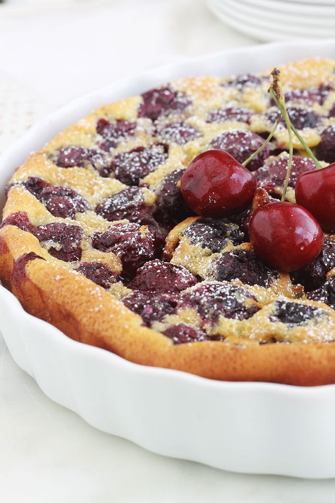 Après avoir testé plusieurs recettes de clafoutis aux cerises, celle-ci est l’une des meilleures. Vous pouvez utiliser des cerises fraîches, dénoyautées ou pas, des cerises congelées et en conserve. Cet appareil à clafoutis convient également pour d’autres fruits. 