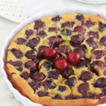 Après avoir testé plusieurs recettes de clafoutis aux cerises, celle-ci est l’une des meilleures. Vous pouvez utiliser des cerises fraîches, dénoyautées ou pas, des cerises congelées ou en conserve. Cet appareil à clafoutis convient également pour d’autres fruits.