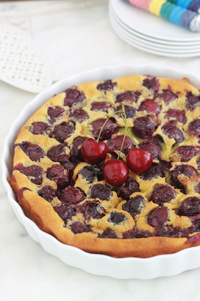 Après avoir testé plusieurs recettes de clafoutis aux cerises, celle-ci est l’une des meilleures. Vous pouvez utiliser des cerises fraîches, dénoyautées ou pas, des cerises congelées ou en conserve. Cet appareil à clafoutis convient également pour d’autres fruits.