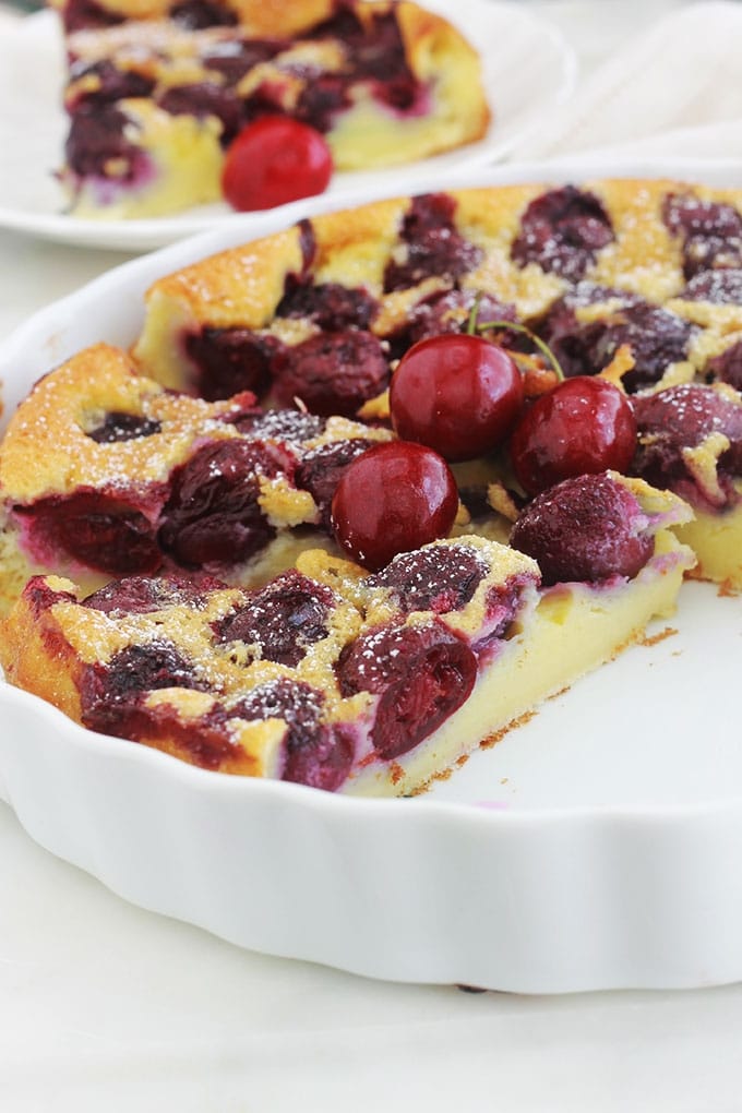 Après avoir testé plusieurs recettes de clafoutis aux cerises, celle-ci est l’une des meilleures. Vous pouvez utiliser des cerises fraîches, dénoyautées ou pas, des cerises congelées ou en conserve. Cet appareil à clafoutis convient également pour d’autres fruits.