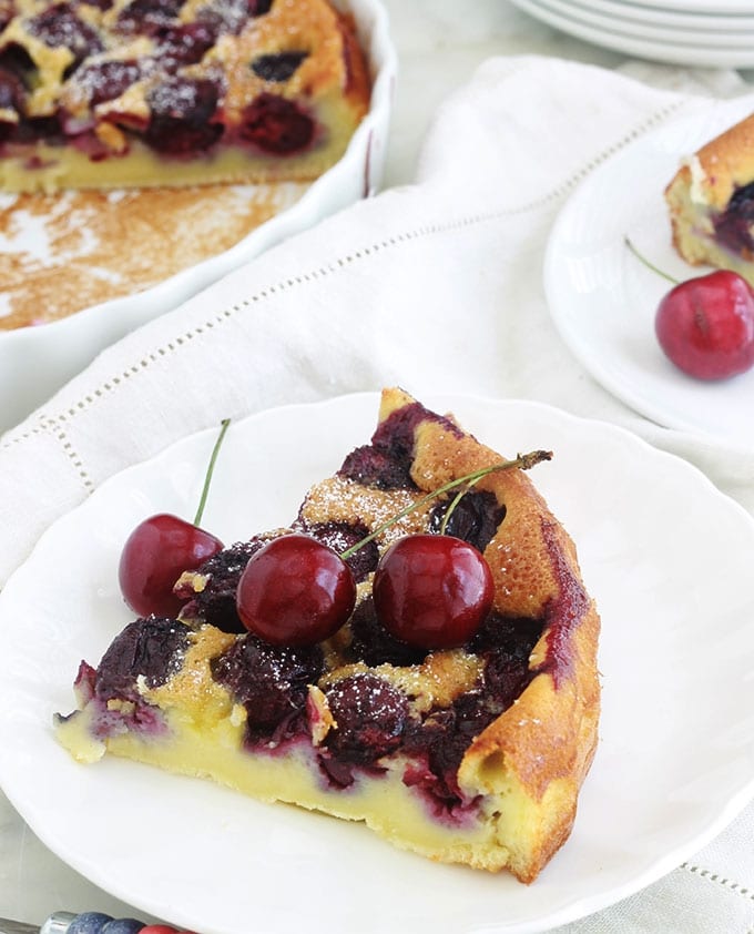 Après avoir testé plusieurs recettes de clafoutis aux cerises, celle-ci est l’une des meilleures. Vous pouvez utiliser des cerises fraîches, dénoyautées ou pas, des cerises congelées ou en conserve. Cet appareil à clafoutis convient également pour d’autres fruits.