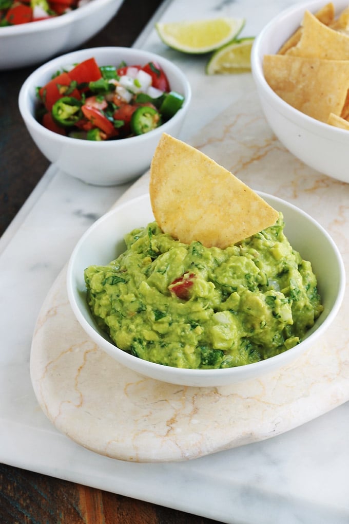 Apprenez à faire le guacamole traditionnel comme les mexicains. C'est une recette santé express. Composé de peu d'ingrédients : avocat, oignon, piment, coriandre, jus de lime et sel. Certains mettent de la tomate pour la couleur (mais c'est facultatif, le vrai guacamole na pas de tomate). Très simple, rapide et yummy! Il accompagne de nombreux plat mexicains : tacos, tostadas, tamales, enchiladas, empanadas, burritos, et bien d’autres! C'est joli aussi dans toutes sortes de verrines apéritives.