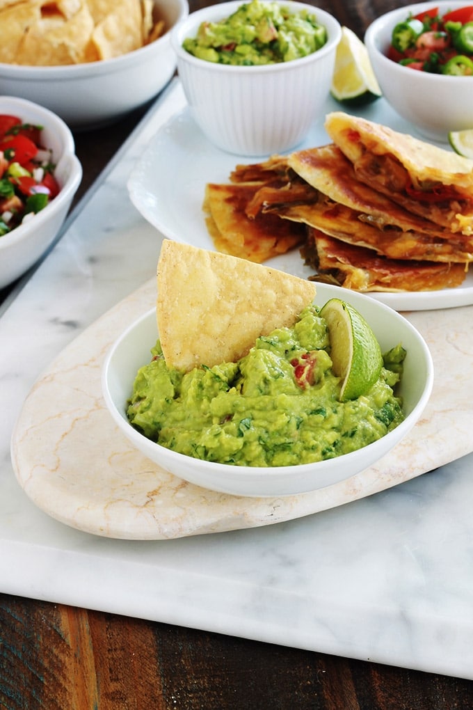 Apprenez à faire le guacamole traditionnel comme les mexicains. C'est une recette santé express. Composé de peu d'ingrédients : avocat, oignon, piment, coriandre, jus de lime et sel. Certains mettent de la tomate pour la couleur (mais c'est facultatif, le vrai guacamole na pas de tomate). Très simple, rapide et yummy! Il accompagne de nombreux plat mexicains : tacos, tostadas, tamales, enchiladas, empanadas, burritos, et bien d’autres! C'est joli aussi dans toutes sortes de verrines apéritives.