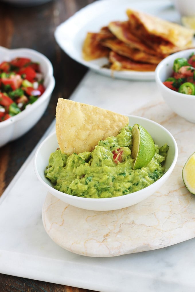 Apprenez à faire le guacamole traditionnel comme les mexicains. C'est une recette santé express. Composé de peu d'ingrédients : avocat, oignon, piment, coriandre, jus de lime et sel. Certains mettent de la tomate pour la couleur (mais c'est facultatif, le vrai guacamole na pas de tomate). Très simple, rapide et yummy! Il accompagne de nombreux plat mexicains : tacos, tostadas, tamales, enchiladas, empanadas, burritos, et bien d’autres! C'est joli aussi dans toutes sortes de verrines apéritives.