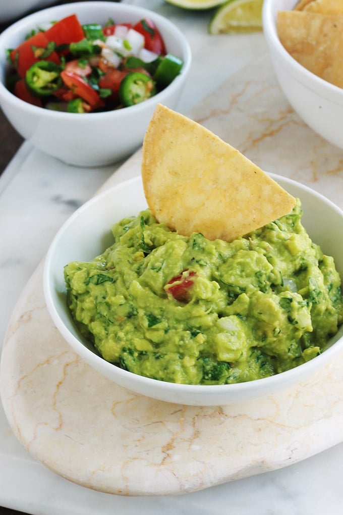 Apprenez à faire le guacamole traditionnel comme les mexicains. C'est une recette santé express. Composé de peu d'ingrédients : avocat, oignon, piment, coriandre, jus de lime et sel. Certains mettent de la tomate pour la couleur (mais c'est facultatif, le vrai guacamole na pas de tomate). Très simple, rapide et yummy! Il accompagne de nombreux plat mexicains : tacos, tostadas, tamales, enchiladas, empanadas, burritos, et bien d’autres! C'est joli aussi dans toutes sortes de verrines apéritives.