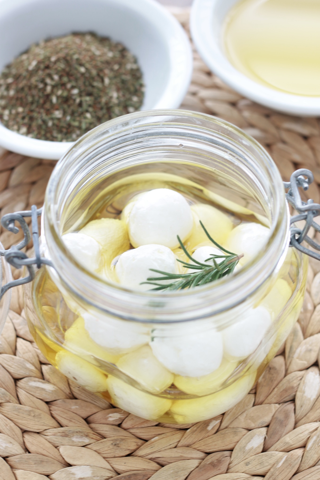 Ces boulettes de fromage frais sont marinées dans de l'huile d'olive. Elles sont parfois roulées dans des herbes fines ou des épices. Dégustées avec du pain pita au petit-déjeuner ou au goûter, c'est un régal. / cuisineculinaire.com