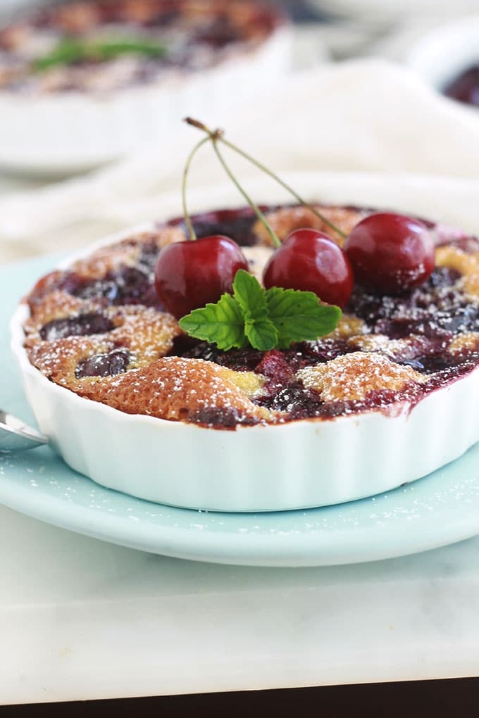 Recette des mini clafoutis aux cerises, simples à faire et tellement délicieux. A servir en dessert, goûter et même au petit déjeuner.