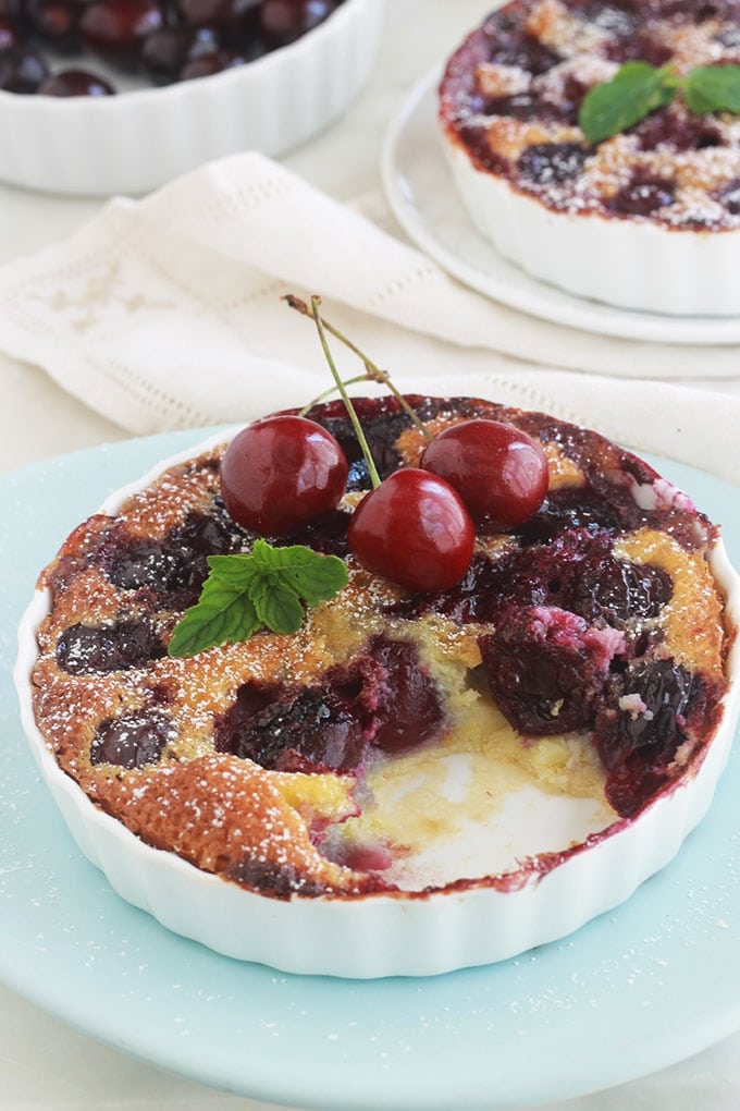 Recette des mini clafoutis aux cerises, simples à faire et tellement délicieux. A servir en dessert, goûter et même au petit déjeuner.