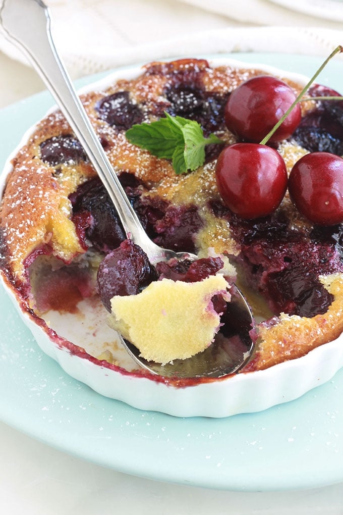 Recette des mini clafoutis aux cerises, simples à faire et tellement délicieux. A servir en dessert, goûter et même au petit déjeuner.