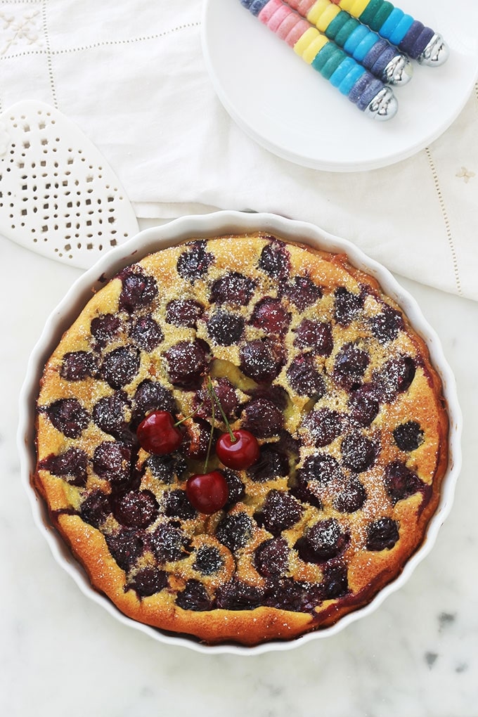 Après avoir testé plusieurs recettes de clafoutis aux cerises, celle-ci est l’une des meilleures. Vous pouvez utiliser des cerises fraîches, dénoyautées ou pas, des cerises congelées ou en conserve. Cet appareil à clafoutis convient également pour d’autres fruits.