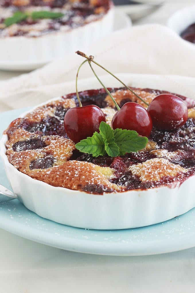 Recette des mini clafoutis aux cerises, simples à faire et tellement délicieux. A servir en dessert, goûter et même au petit déjeuner.