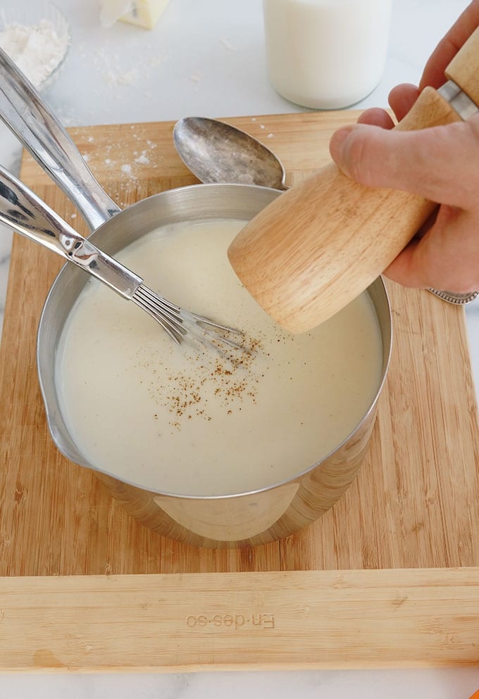 Bechamel maison Etape 3 - Assaisonner hors du feu avec sel poivre muscade