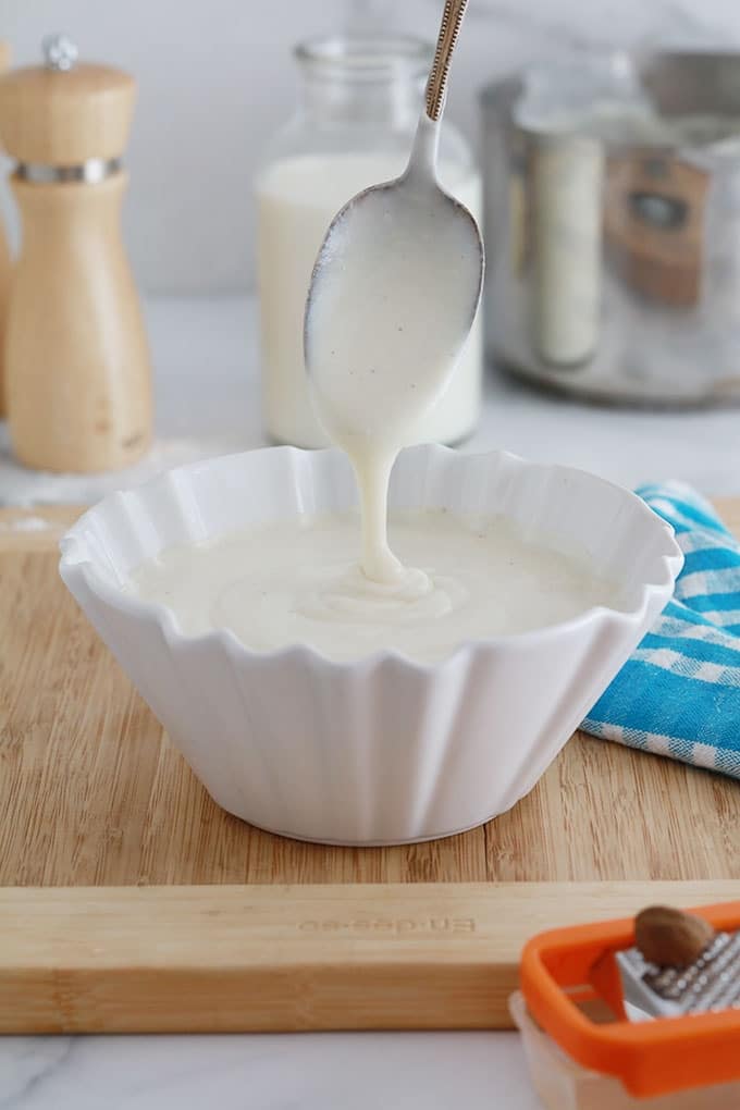 Sauce bechamel maison dans un bol