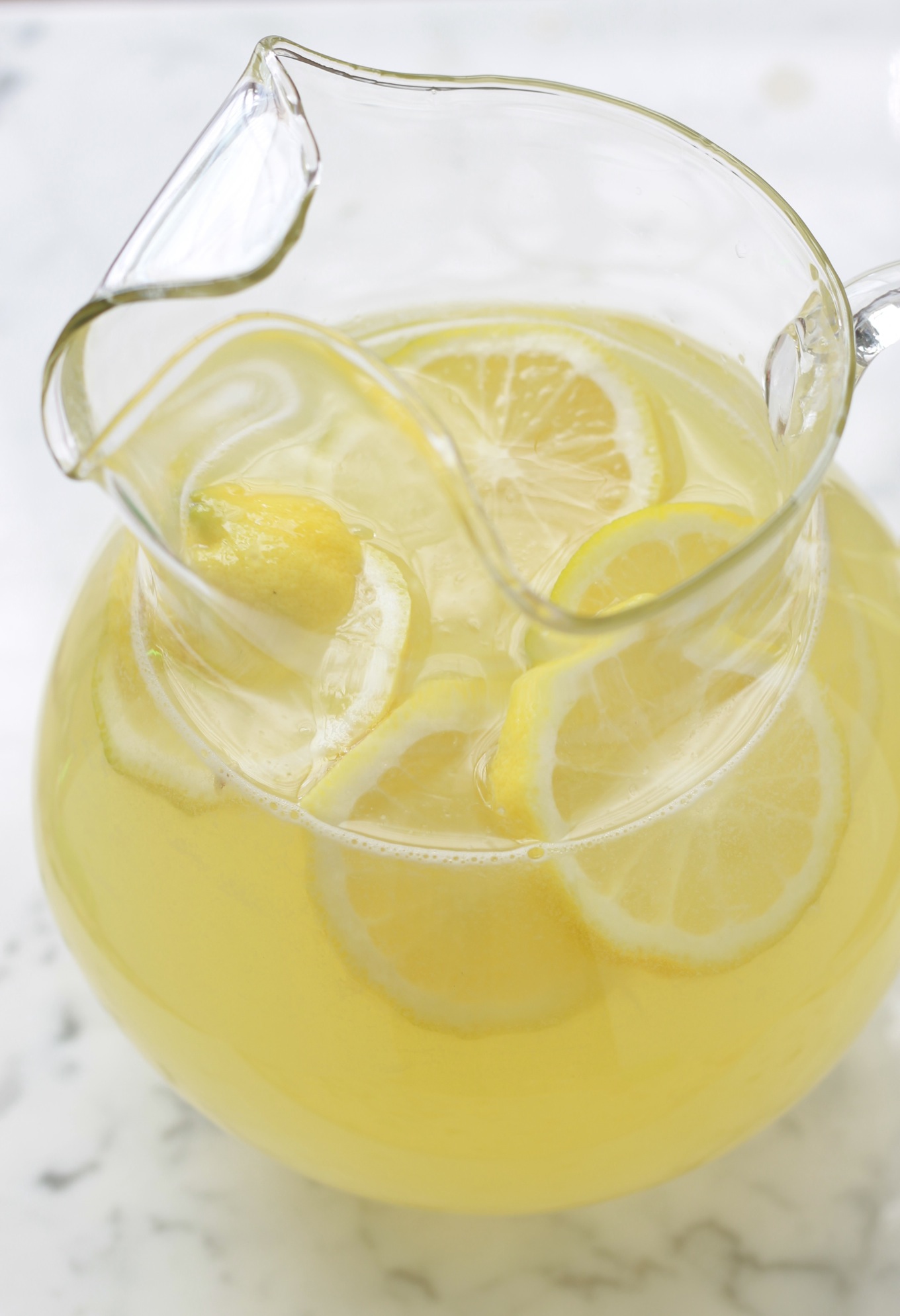 Recette de base de la citronnade maison, délicieuse et rafraîchissante. N'hésitez pas à ajouter des fruits mixés et / ou des herbes fines./    citronnade / citrons | cuisineculinaire.com