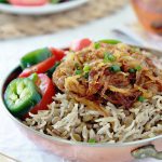 Recette des lentilles au riz et oignons frits bien dorés, ou mjaddara. Un plat libanais végétarien, économique, nutritif et très simple à faire.