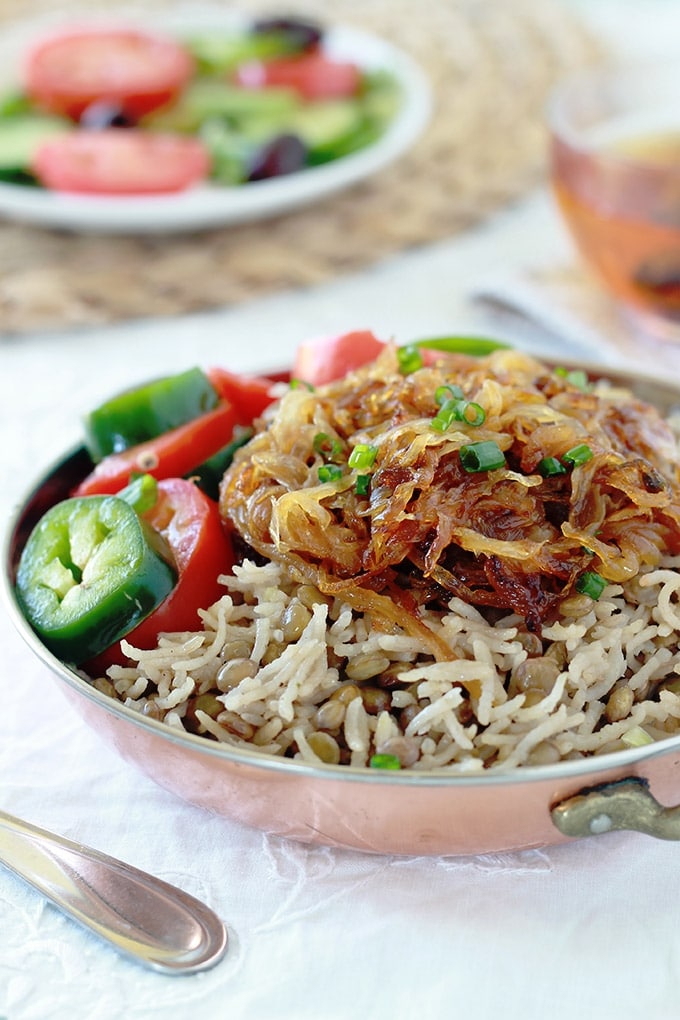 Recette des lentilles au riz et oignons frits bien dorés, ou mjaddara. Un plat libanais végétarien, économique, nutritif et très simple à faire.