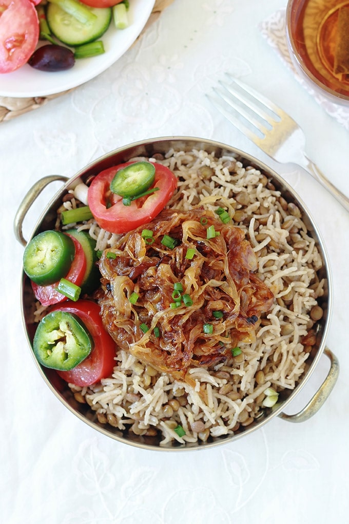 Recette des lentilles au riz et oignons frits bien dorés, ou mjaddara. Un plat libanais végétarien, économique, nutritif et très simple à faire.