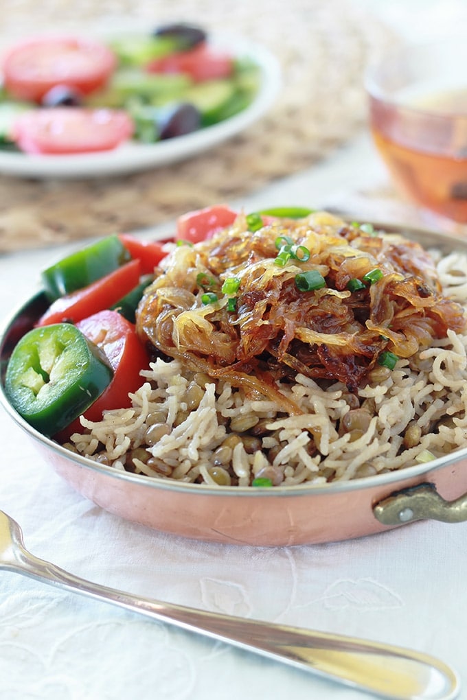 Recette des lentilles au riz et oignons frits bien dorés, ou mjaddara. Un plat libanais végétarien, économique, nutritif et très simple à faire.