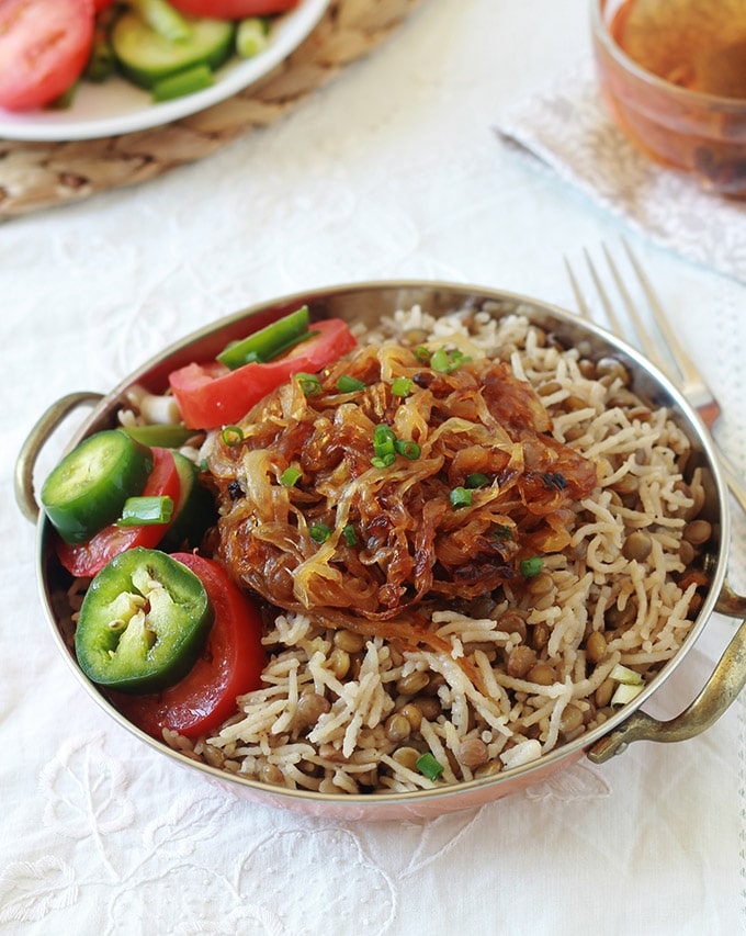 Recette des lentilles au riz et oignons frits bien dorés, ou mjaddara. Un plat libanais végétarien, économique, nutritif et très simple à faire.