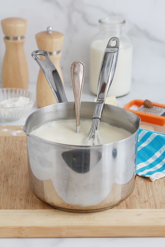 Sauce béchamel dans une casserole