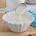 Recette de la sauce béchamel inratable, étape par étape. Quantités de base à modifier facilement pour une béchamel plus ou moins épaisse. Des conseils et astuces pour la réussir. Et je vous montre aussi comment faire des variantes et comment l'utiliser! :)