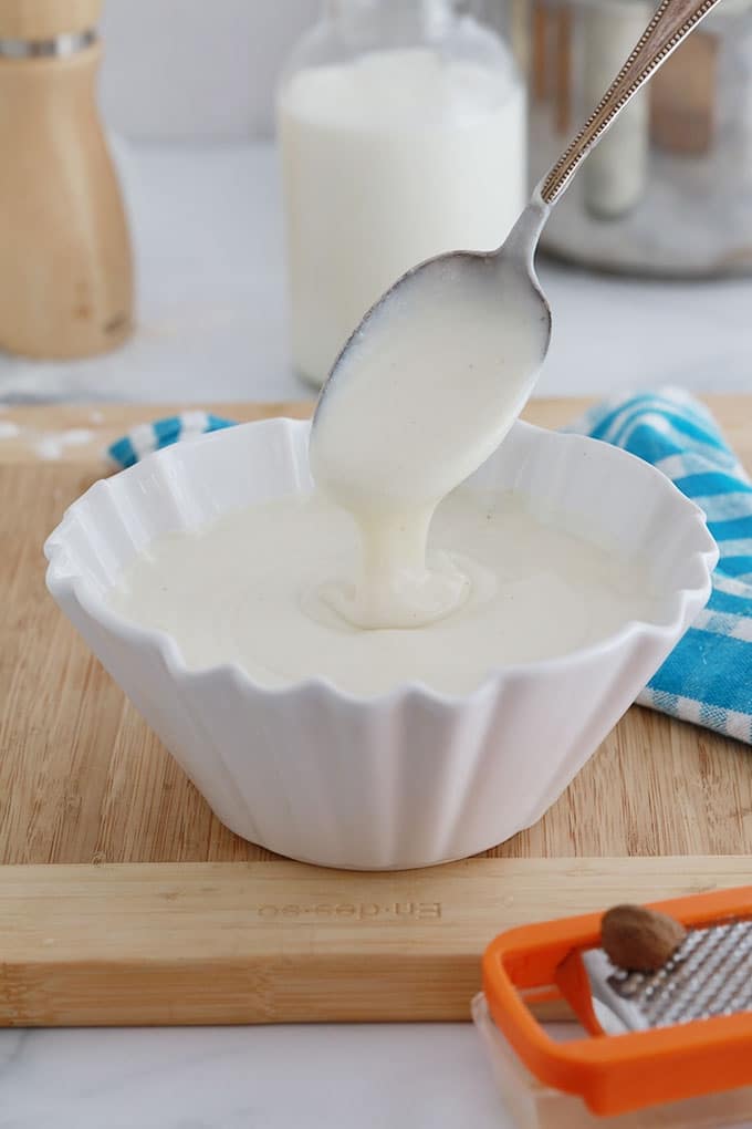 Recette de la sauce béchamel inratable, étape par étape. Quantités de base à modifier facilement pour une béchamel plus ou moins épaisse. Des conseils et astuces pour la réussir. Et je vous montre aussi comment faire des variantes et comment l'utiliser! :)