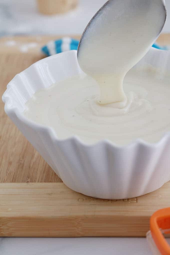 Sauce bechamel maison dans un bol