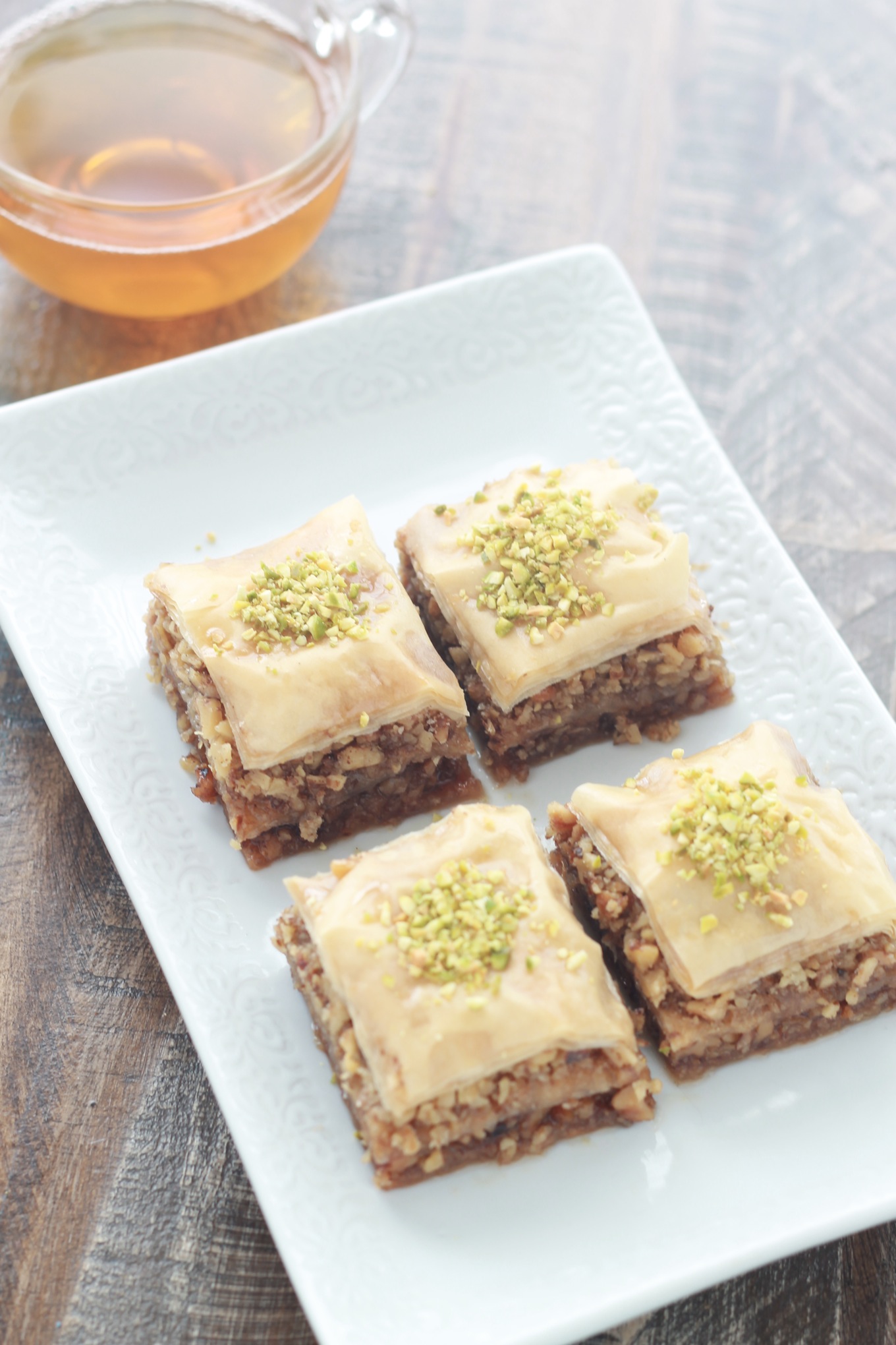 Baklava aux noix, une pâtisserie feuilletée facile à faire. Délicieuse en dessert, au goûter ou pour accompagner le thé de l'après midi. / cuisineculinaire.com