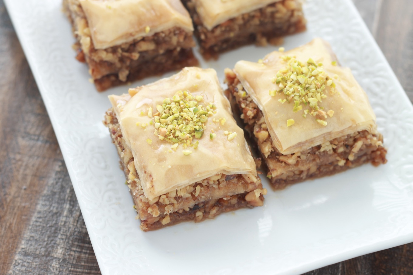 Baklava aux noix, une pâtisserie feuilletée facile à faire. Délicieuse en dessert, au goûter ou pour accompagner le thé de l'après midi. / cuisineculinaire.com