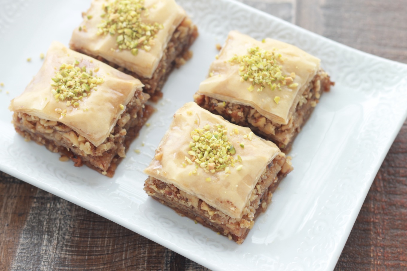 Baklava aux noix, une pâtisserie feuilletée facile à faire. Délicieuse en dessert, au goûter ou pour accompagner le thé de l'après midi. / cuisineculinaire.com