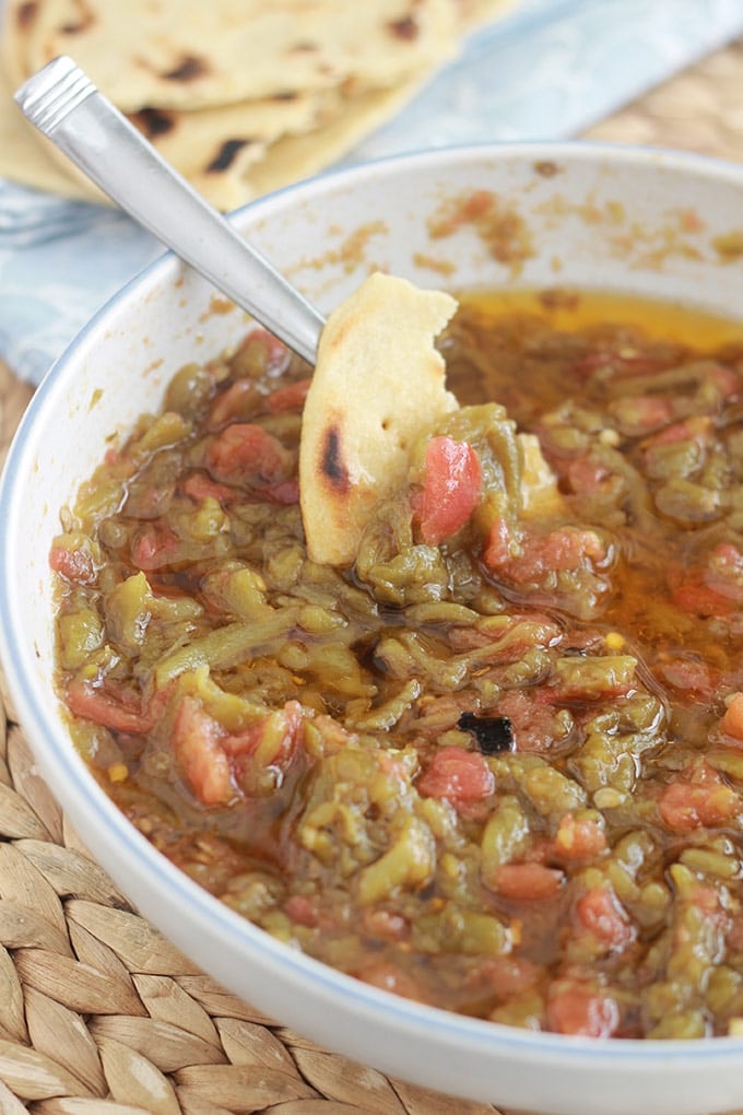 Salade de poivrons kabyle avec des tomates et de l'huile d'olive. Aussi simple à faire que savoureuse. Délicieuse en en entrée sur des tranches de pain ou en accompagnement d'une viande ou d'un poisson.